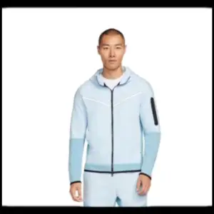 Light blue Nike tech fleece kofta oanvänd  skick 9/10 nypris 1100kr typ