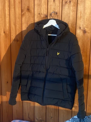 Lyle and scott jacka  - Säljer nu min Jacka då den inte passar mig. Är i nyskick och knappt använd. Kan fixa fler bilder i DM om det önskas.