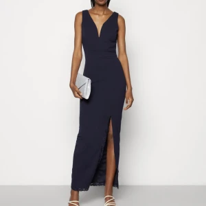 Balklänning  - Superfin balklänning i marinblå färg med spets längs med slitsen. Använd 1 gång, topp skick. Storlek 36