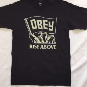 Obey T-shirt i storlek L