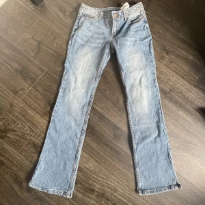 Brandy Melville jeans - Säljer dessa brandy Melville jeans som jag beställde men dem var inte i min storlek för det var för långa,dem är inte använda heller