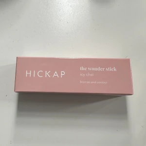 Hickaps wonderstick icy chai - Säljer hickaps bronze and contour wonderstick i färgen ”icy chai” Endast testad, säljs pga färgen inte passade💕