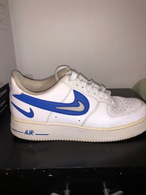 Skor  - Hej, säljer dessa blåa air force one för 350 kr, ordinarie pris 999 kr. De är i väldigt bra skick. Skriv om ni är intresserad! 
