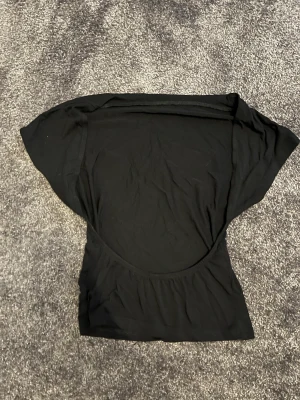 Tröja med öppen rygg - T-shirt med öppen rygg. Frakt tillkommer 