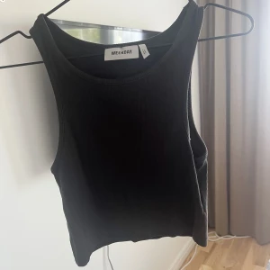 Linne från weekday  - Fint linne från weekday i en mörkgrå färg. Hittar ingen lapp med storlek men skulle själv säga s, inga defekter eller liknande!💞