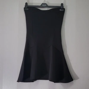 Tubklänning - Svart tubklänning som är vid nertill. I nyskick