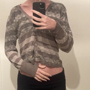 Söt kofta - Supersöt kofta med fairycore vibes. Grön/grå. Storlek L men passar också S beroende på önskad passform. Skriv för frågor eller för att diskutera pris! <3