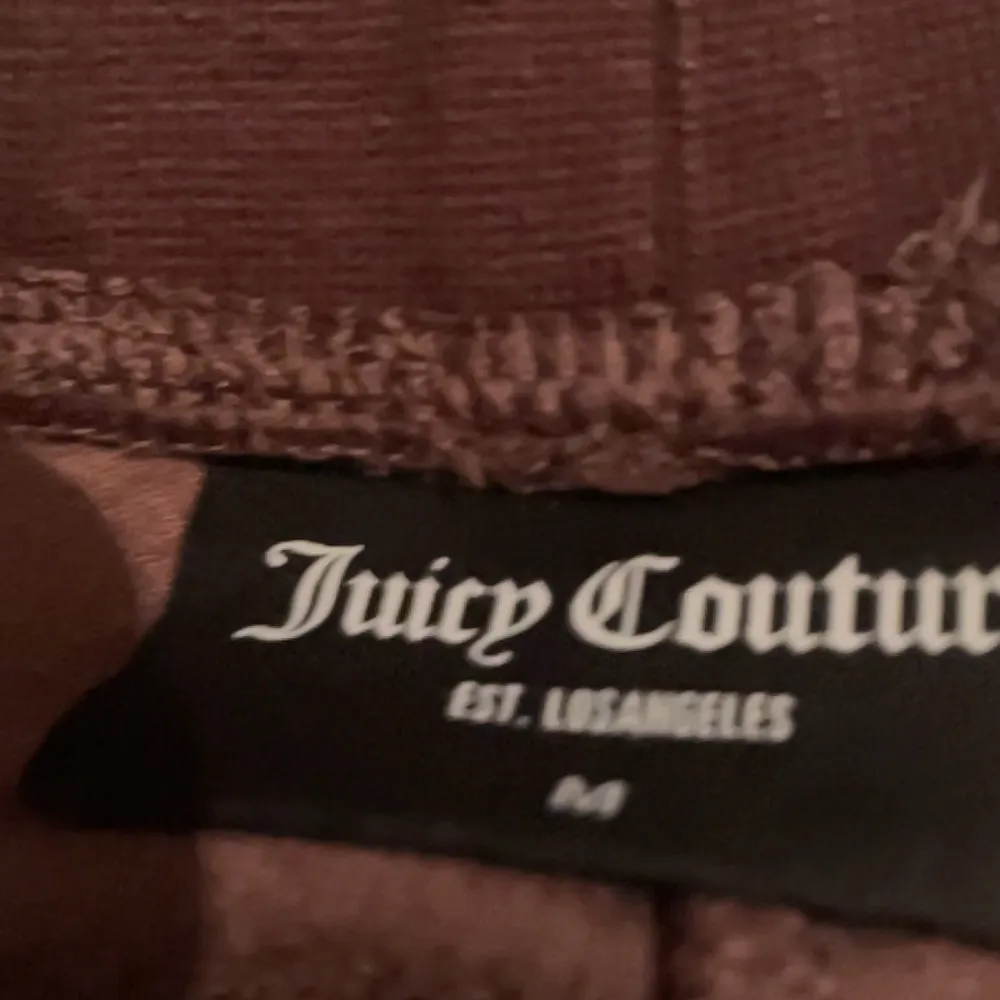 mörkbruna juicy couture byxor i stl M. nyskick och inte alls nedtrampade  🫶🏼  super sköna och fina!. Jeans & Byxor.