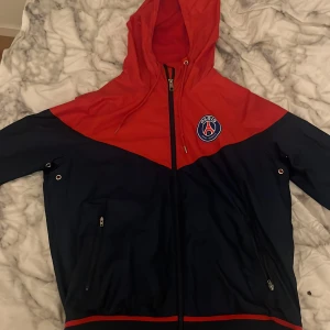 Psg jacka  - Väldigt fin psg jacka i storlek M, skulle säga att den sitter bättre på någon med storlek S. Skick 8/10 säljer för 1000 men pris kan diskuteras 