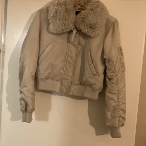 Jacka iets frans - Jättegullig jacka från urban outfitters iets frans. Midjekort och borttagbar fake fur på kragen. Ljusgrå färg, true 2 size<3