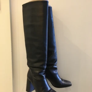 Boots knähöga strl 35 - Zara boots i läder 