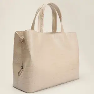 Handväska från NA-KD, modell Basic compartment bag.  Storlek: 30 Material: Konstläder Nypris: 439 SEK Helt ny, med prislapp kvar.  Kommentar från säljaren: Aldrig använd