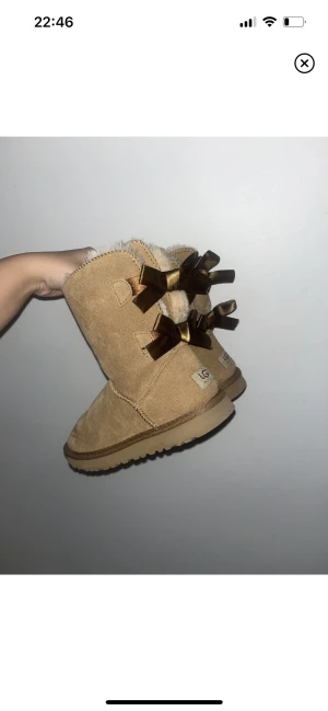 Ugg AAAA!!! Äkta mocka och ull 🧸😍 - Äkta mocka och ull super skick ☺️❤️😍 799kr perfekta nu till hösten 🍂 ☕️ 🧸 men och den kalla vintern som börjar närma sig ✨ ⛄️ ❄️ 