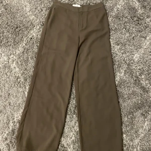 Gröna kostymbyxor - Gröna midwaist kostymbyxor från NA-KD. Saknar en ”inre” knapp men det märks inte av😇