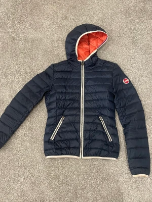 Colmar jacka  - En äkta Colmar jacka snygg till våren. Bra skick. Lättdun och Italiensk storlek S 