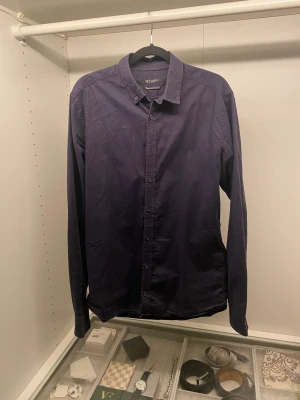 Tiger Of Sweden skjorta  - Snygg lila Tiger of Sweden skjorta. Använd ett fåtal gånger skick 9/10. Strl M passar även S, Mitt pris: 350kr