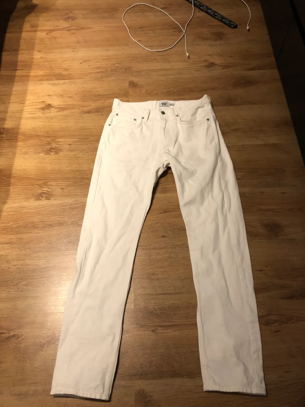 Vita jeans från lager 157 för endast 199 andvänt de 1-2 gånger. Köptes för 429 kr . Jeans & Byxor.