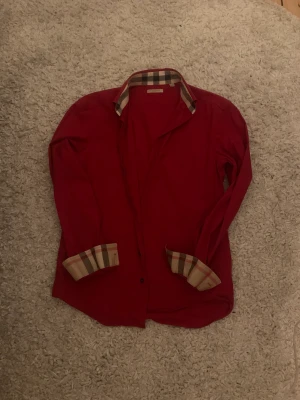 Burberry skjorta - En lite äldre brurberry skjorta i en mycket sällsynt färg. Trots att modellen är äldre är den mycket sparsamt använd. Skick 8/10. Storlek M men passar även S. Pris kan diskuteras!