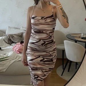 Klänning - Jättesnygg klänning från shein i storlek xs. Sitter så snyggt på.