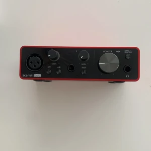 Focusrite Scarlett solo 3rd gen 2in 2out audio interface - Endast använt den några fåtal gånger, i princip helt oanvänd.   Nypris: 1100kr, Mitt pris: 690kr  Möts helst upp för enkelhetens skull.  Läs mer om produkten här: https://focusrite.com/products/scarlett-solo