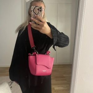Väska - Super fin rosa väska, aldrig använd!