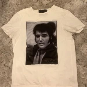 Limitato t shirt - Säljer nu min limitato t shirt då jag vuxit ur den, väldigt sparsamt använd.  Tveka inte på att höra av dig ifall du har några frågor! Köparen står för frakten