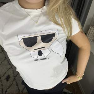 Säljer denna coola Karl Lagerfeld t-shirten 🙌🏼🤍 endast använd en gång 