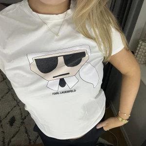 Karl Lagerfeld tröja - Säljer denna coola Karl Lagerfeld t-shirten 🙌🏼🤍 endast använd en gång 