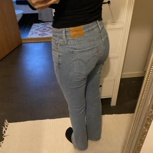 Levi bootcut jeans strl 28 - Utsvängda ljusa Levi jeans i strl 28 i bra skick. Jag är 165cm för referens. Säljer flera Levi jeans så kolla gärna min profil!