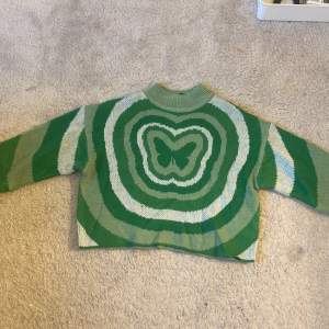 Superfin grön tröja med fjärils mönster. Välanvänd och väldigt bekväm och skönt matrial!