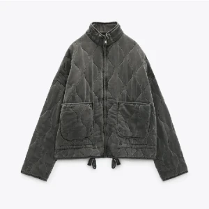Zara quiltad jacka - Superfin och populär jacka från zara! Säljer då jag vill köpa en annan😍