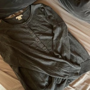 Höstig kofta  - En mörkgrå  tunnare kofta perfekt till hösten