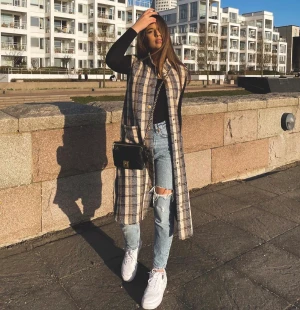 lång vest från kings and queens - Älskar den men använder den aldrig. Den är jättefin och passar med så mycket. Köpte den i Emporia i Kings and Queens för ca 800 kr (minns inte exakt). Perfekt skick