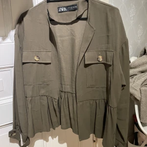 Blus zara - Säljer denna blus kofta från Zara då den ej kommer till användning Har egentligen S i kläder men denna sitter bra på mig med och den är M Endast använd ett fåtal gånger Bra skick Nypris: 299kr Nu: 150kr Vid intresse kontakta mig💌