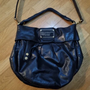 Marc Jacobs väska  - Snygg äkta Marc Jacobs väska. Knappt använd. 