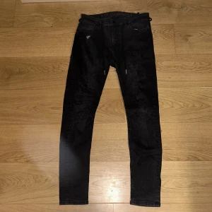 KARVE X VAILENT RIPPED JEANS - Condition 6/10 SIZE M KÖPTA PÅ CARLINGS