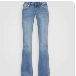 Säljer mina jätte fina lågmidjade, helt nya ONLY jeans ”Oncoral ankle slit flared” då jag råka dra av lappen när jag skulle prova dem. De är i helt nytt skick och har endast provats. Kom privat om du vill ha mera bilder ❤️Pris kan diskuteras 🫶
