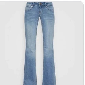 Assnygga lågmidjade byxor  - Säljer mina jätte fina lågmidjade, helt nya ONLY jeans ”Oncoral ankle slit flared” då jag råka dra av lappen när jag skulle prova dem. De är i helt nytt skick och har endast provats. Kom privat om du vill ha mera bilder ❤️Pris kan diskuteras 🫶