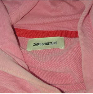 Zadig tröja - Lägger upp på nytt, En jätte fin hoddie från Zadig❤️ den har dock en defekt      Ett litet hål vid ena armen skriv för flera bilder