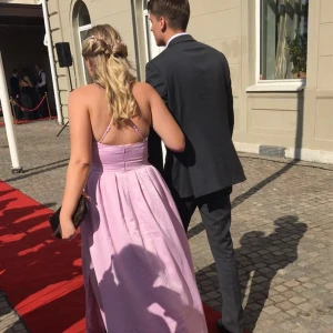 Balklänning - Säljer nu denna superfina balklänning från Nelly för att den ska komma till användning, använt denna på balen en gång och nypris är 1400kr!! Korsad i ryggen!! Sista bilden är från Nellys sida! Jättefint skick