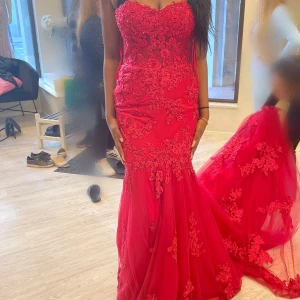 Bröllopsklänning eller Balklänning. - Använd endast en gång. Fin och detaljerad klänning med en perfekt röd färg.