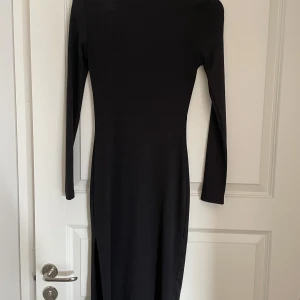 Långklänning - Svart långklänning från Shein i strl xs, aldrig använd