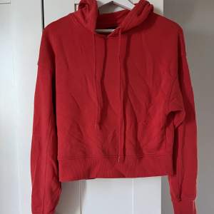 Röd croppad hoodie från Bershka. Köpte av en tjej här på plick men har aldrig fått användning för den. Fint skick. Frakt tillkommer