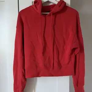 Röd croppad hoodie från Bershka. Köpte av en tjej här på plick men har aldrig fått användning för den. Fint skick. Frakt tillkommer