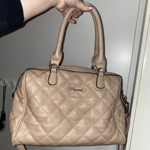 Puccini handbag - Säljer min jättegulliga Puccini-väska då den dessvärre aldrig kommer till användning💔Mer rosa irl än på bild! Kan finnas nån enstaka fläck på innerfodret samt ett litet jack på väskans baksida. Skriv för fler bilder🎀