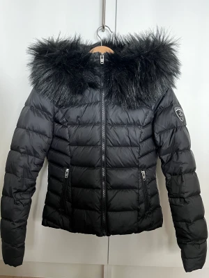 Rockandblue jacka - Svart Rockandblue jacka. Sällan använd, nyskick. Midjan är justerbar i ryggen och både pälsen och luvan är avtagbar. Nypris 2800kr. Pris går att diskutera❣️