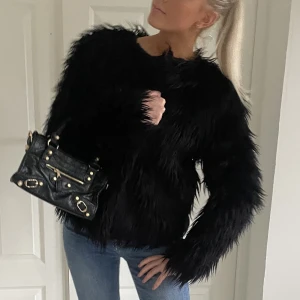 Päls jacka  - Svart päls jacka perfekt till hösten! 