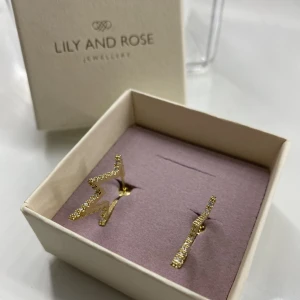 Lilly and rose - Helt oanvända Lilly and rosé örhängen💓