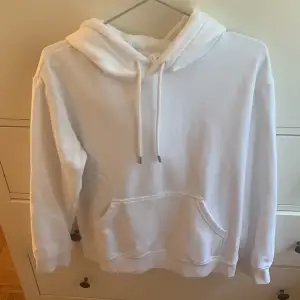 Vit hoodie från H&M i storlek xs, köparen står för frakt 🥰