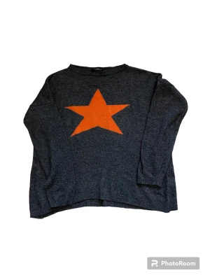 Vintage tröja - Vintage tröja som e cropped, dam modell. Men kan passa för en kille runt 170, vintage. Bra kvalitet, lite Köpenhamn eller Stockholmsstil. PM för fler frågor